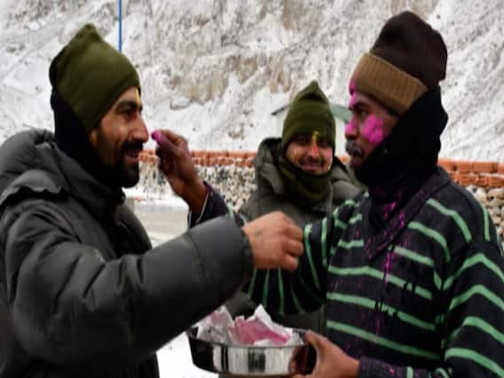 गलवान घाटी में होली की धूम, ITBP जवानों ने मनाई होली