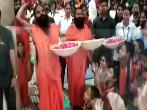 Haridwar में बाबा रामदेव ने खेली फूलों के साथ होली 