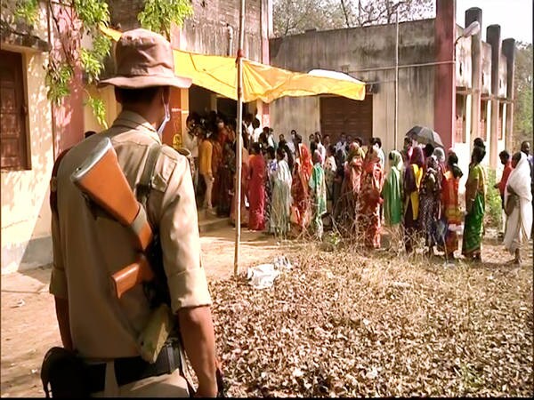 West Bengal Election 2021 : तेज धूप के बीच छाता लेकर आए वोटर्स, काम के आधार पर वोट देने की कही बात