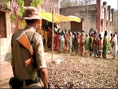 West Bengal Election 2021 : तेज धूप के बीच छाता लेकर आए वोटर्स, काम के आधार पर वोट देने की कही बात