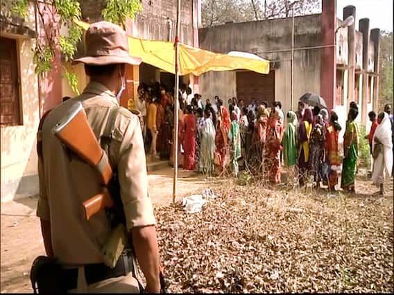 West Bengal Election 2021 : तेज धूप के बीच छाता लेकर आए वोटर्स, काम के आधार पर वोट देने की कही बात