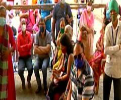 COVID Vaccination | ठाण्यात लसीकरणासाठी ज्येष्ठ नागरिकांची गर्दी; सोशल डिस्टन्सिंगचा अभाव