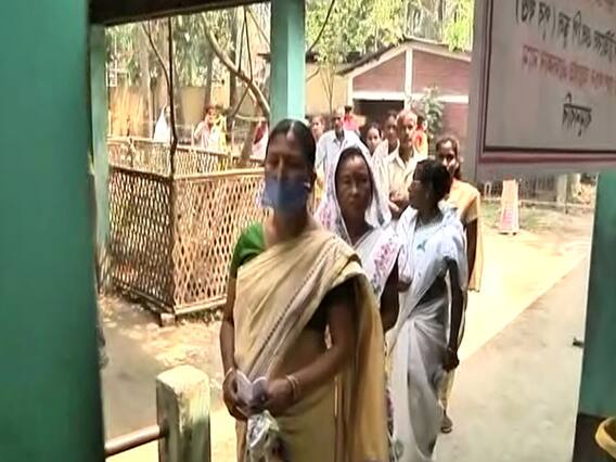 Assam Phase 1 Voting: कोरोना काल में सभी नियमों का पालन करते हुए लोगों ने डाला वोट