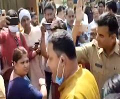 Fatehpur: एक-दूसरे पर बरसाए लात-घूसे, जो बीच में आया उसपर भी किया हाथ साफ 