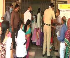 Corona Vaccination | कोरोना लसीकरणासाठी औरंगाबादमध्ये गर्दी, टोकन न मिळाल्याने अनेक नागरिक माघारी