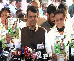 खंडणी वसूल करणाऱ्यांना समर्पण काय कळणार? Devendra Fadnavis यांनी नाव न घेता मुख्यमंत्र्यांना सुनावलं