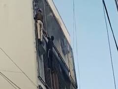 Delhi: पुलिस और दमकलकर्मियों की जांबाजी, आग लगने के बाद इमारत में फंसे 3 लोगों की बचाई जान