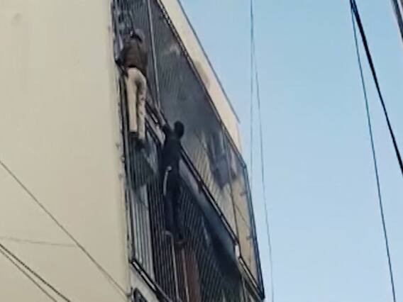 Delhi: पुलिस और दमकलकर्मियों की जांबाजी, आग लगने के बाद इमारत में फंसे 3 लोगों की बचाई जान