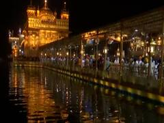 Amritsar में होला-मोहल्ला की धूम, श्रद्धालुओं के ऊपर डाले जाते हैं इत्र और फूल 