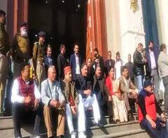 गैरसैण लाठीचार्जः सदन से वाकआउट कर विपक्ष ने गेट पर दिया धरना | Uttarakhand Prime 