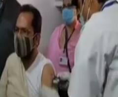 Mukhtar Abbas Naqvi ने लगवाई कोरोना वैक्सीन, विरोधियों पर भी साधा निशाना | ABP Ganga 