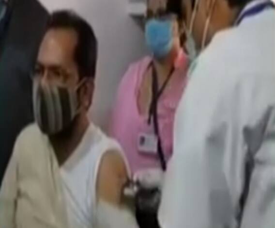 Mukhtar Abbas Naqvi ने लगवाई कोरोना वैक्सीन, विरोधियों पर भी साधा निशाना | ABP Ganga 
