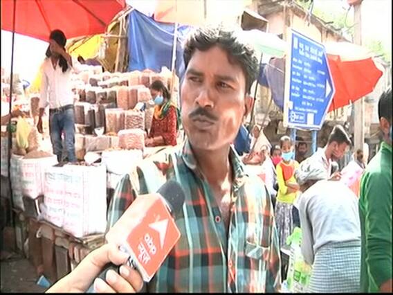 Coronavirus : Delhi में Holi से पहले बाजारों में उमड़ी भीड़, लोग उड़ा रहे हैं नियमों की धज्जियां