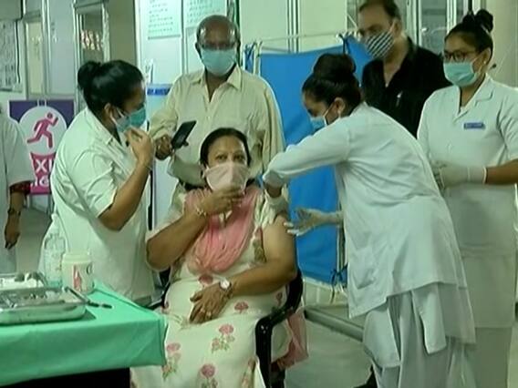 Surat માં સાંસદ દર્શનાબેન જરદોશે કોરોના વેક્સીનનો પ્રથમ ડોઝ લીધો, જુઓ વીડિયો