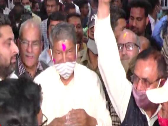 Uttarakhand: Harish Rawat के होली कार्यक्रम में कोरोना के नियमों की उड़ी धज्जियां,कोरोना पॉजिटिव हुए