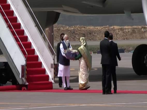 2 दिन के Bangladesh दौरे पर ढाका पहुंचे PM Modi,PM शेख हसीना ने की अगवानी,गार्ड ऑफ ऑनर से हुआ स्वागत