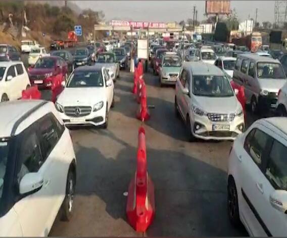 Urse Toll Naka Traffic | उर्से टोल नाक्यावर वाहनांच्या रांगा;FASTag प्रणालीतील स्कॅनिंगमध्ये अडथळे 