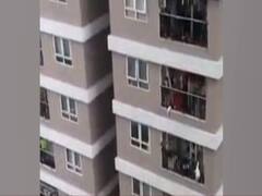 Vietnam की वायरल तस्वीर : 12वीं मंजिल से गिरी बच्ची, Delivery Boy ने बचाई जान