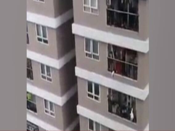 Vietnam की वायरल तस्वीर : 12वीं मंजिल से गिरी बच्ची, Delivery Boy ने बचाई जान