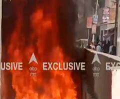 ये क्या, थाने में खड़ी बाइक्स में अचानक लगी आग, सिपाहियों ने पानी डालकर बुझाई | ABP Ganga 