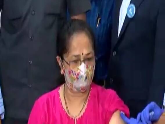 Gandhinagar: CM રૂપાણીના પત્ની અંજલીબેને કોરોનાની વેક્સીન લીધી, જુઓ વીડિયો