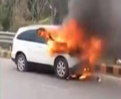 'आग का गोला' बनीं चलती कार, बाल-बाल बची जान | Pradesh 360 | ABP Ganga 