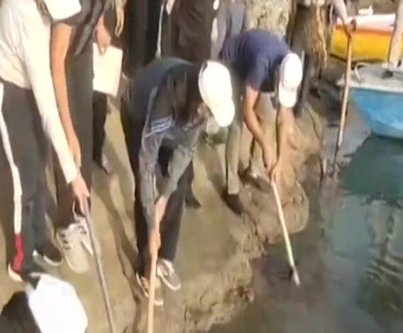 Varanasi के 84 घाटों पर स्वच्छता अभियान, गंगा सफाई में उतरे लोग