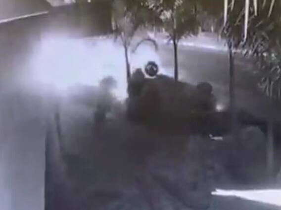 Surat: મોટા વરાછામાં કાર ચાલકે બાઇક સવારને અડફેટે લીધો, જુઓ CCTV