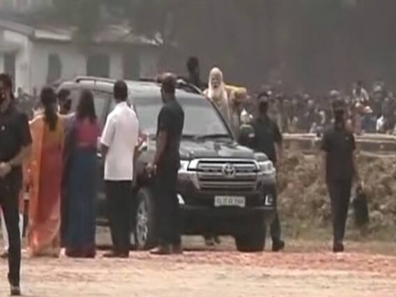 WB Election 2021: कार के गेट पर खड़े होकर PM Modi ने लगाए ग्राउंड के चक्कर, भीड़ का किया अभिवादन