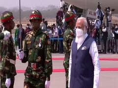 Bangladesh दौरे पर पहुंचे PM Modi, पीएम शेख हसीना ने किया स्वागत
