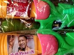 Varanasi में चढ़ा होली का रंग,पिचकारियों में वैक्सीन की थीम लेकिन बिना मास्क के दिखे लोग