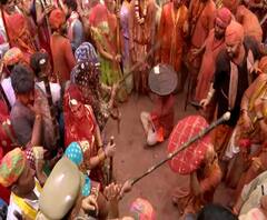 अद्भुत है 'लट्ठ मार होली' का ये खूबसूरत नजारा, खूब बरसा प्रेम का रंग | Barsane Ki Holi 