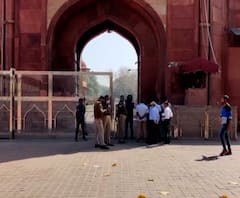 Bomb scare at Taj Mahal |ताज महालमध्ये बॉम्ब ठेवण्यात आल्याची भीती,पर्यटकांना बाहेर काढण्यास सुरुवात