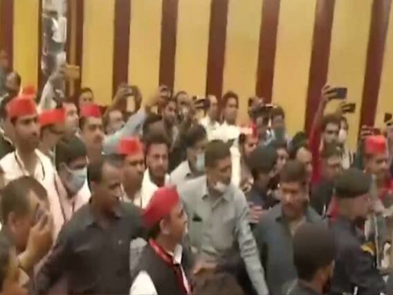 Akhilesh Yadav की मौजूदगी में सपा कार्यकर्ताओं ने पत्रकारों से की मारपीट, छुपकर बचानी पड़ी जान | Master Stroke