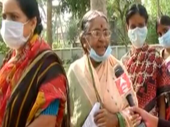 'बच्चे फोन लेकर घूम रहे, उनको काम चाहिए', देखिए- और क्या बोलीं महिला मतदाता | West Bengal Elections2021