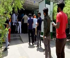 Noida के जिला अस्पताल में Covid Vaccine लगवाने पहुंचे लोग उलटे पांव लौटे, जानिए क्यों?