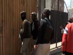 बुर्के में हमला करने आए आतंकी, पुलिस का एक जवान शहीद