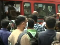 Corona संकट के बीच Mumbai के बस स्टैंड पर यात्रियों की भीड़, दिल्ली में भी यही हाल | Ground Report