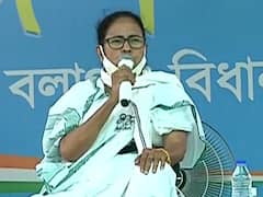 Mamata Banerjee रैली में फुटबॉल लेकर पहुंची, लगाया 'BJP नहीं चाहिए' का नारा 