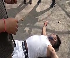 शर्ट उतारकर सड़क पर क्यों लेट गए BJP विधायक Abhay Kumar Ojha? | Pratapgarh 