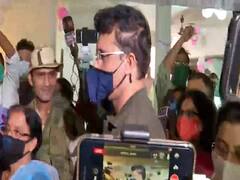 Sourav Ganguly वोट डालने के लिए पोलिंग बूथ पहुंचे | West Bengal Phase-4 Voting