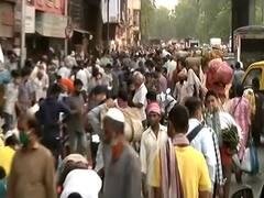 Maharashtra: नाइट कर्फ्यू के बावजूद दादर सब्जी मंडी में डराने वाली भीड़, कोरोना का नहीं है खौफ