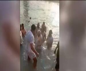 Uttarakhand: Haridwar दौरे पर RSS प्रमुख Mohan Bhagwat, हर की पैड़ी में लगाई डूबकी