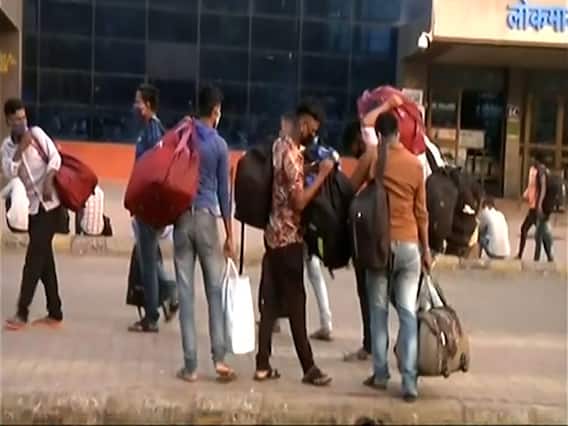 Mumbai : कोरोना के बढ़ते मामलों की वजह से मजदूर फिर कर रहे हैं पलायन, सता रहा है Lockdown का डर 