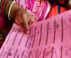 Ayodhya में वोट अपील का अलग अंदाज, प्रत्याशी ने पैर पकड़ कर मांगे वोट |