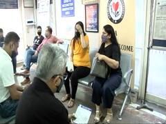 Delhi में 45 वर्ष से अधिक उम्र के सभी लोगों के लिए कोरोना vaccination शुरू | Ground Report