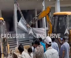 Noida में सील Building पर चल रहा था निमार्ण कार्य, प्राधिकरण ने चलाया बुल्डोजर