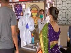 Corona के लगातार बढ़ते मामलों के बावजूद Delhi के बाजारों में लापरवाह दिख रहे लोग | Ground Report