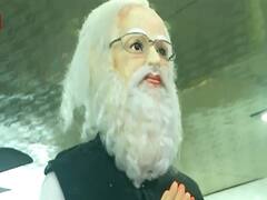 वोटिंग से पहले Howrah की दुकानों में लगीं ममता और मोदी की मिठाइयों वाली प्रतिमा | WB Polls 2021