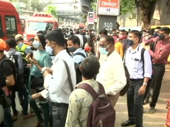 Mumbai: Lockdown की आशंका के चलते मुंबई छोड़ रहे हैं लोग । दिल्ली में सावधानी बरतते दिखे लोग